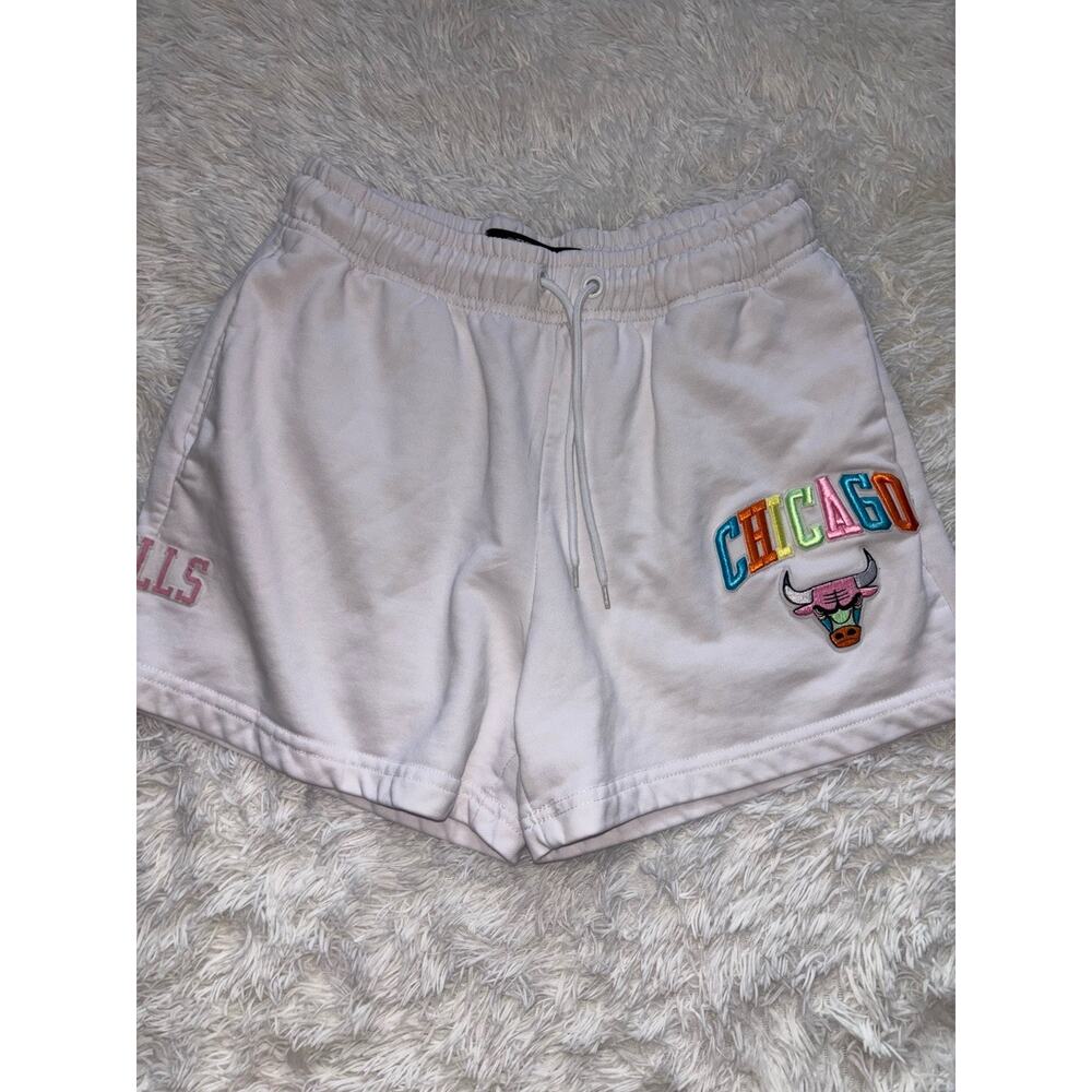 Chicago Bulls Pro Standard Sz. M white shorts. Great pair